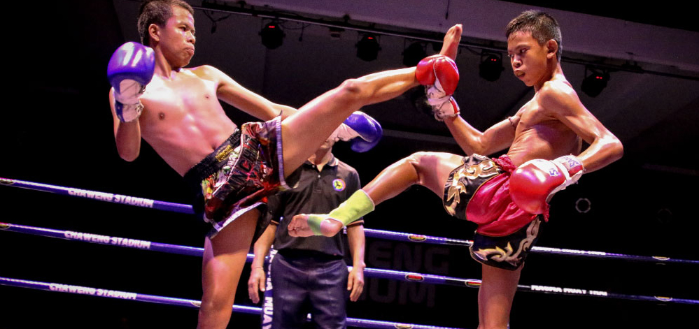 Muay Thai mit Boxhandschuhen